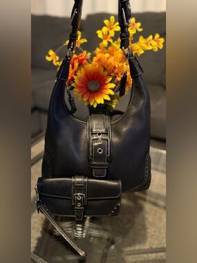 Coach J04S-5054 is a vintage Coach Soho hobo shoulder bag & wristlet